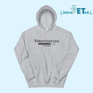 Pode incluir: Camisola de capuz cinzenta com o texto "Veterinarian" e uma barra de progresso que diz "LOADING..." por baixo.