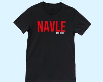 Può includere: Maglietta nera con il testo "NAVLE AND CHILL" in lettere rosse.