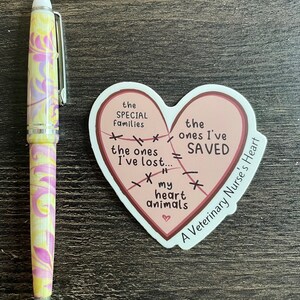 Pu&ograve; includere: Un adesivo a forma di cuore rosa con il testo "the SPECIAL families the ones I've SAVED the ones I've lost... my heart animals" e "A Veterinary Nurse's Heart".