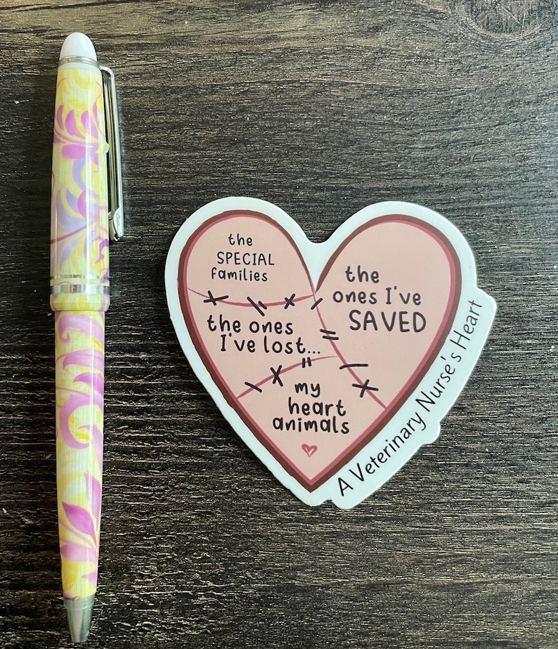 Pu&ograve; includere: Un adesivo a forma di cuore rosa con il testo "the SPECIAL families the ones I've SAVED the ones I've lost... my heart animals" e "A Veterinary Nurse's Heart".