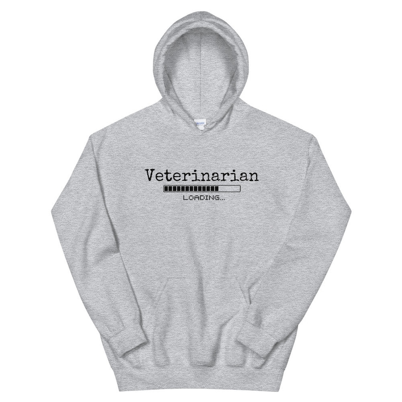 Pode incluir: Uma camisa de moletom cinza com capuz com o texto "Veterinarian" e uma barra de progresso que diz "LOADING..." embaixo.