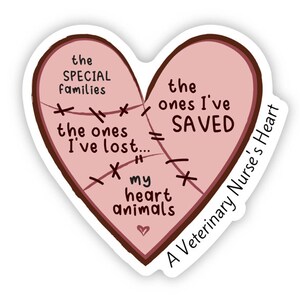 Pu&ograve; includere: Un adesivo a forma di cuore rosa con un design cucito. Il testo recita "the SPECIAL families the ones I've lost... the ones I've SAVED my heart animals" e "A Veterinary Nurse's Heart".