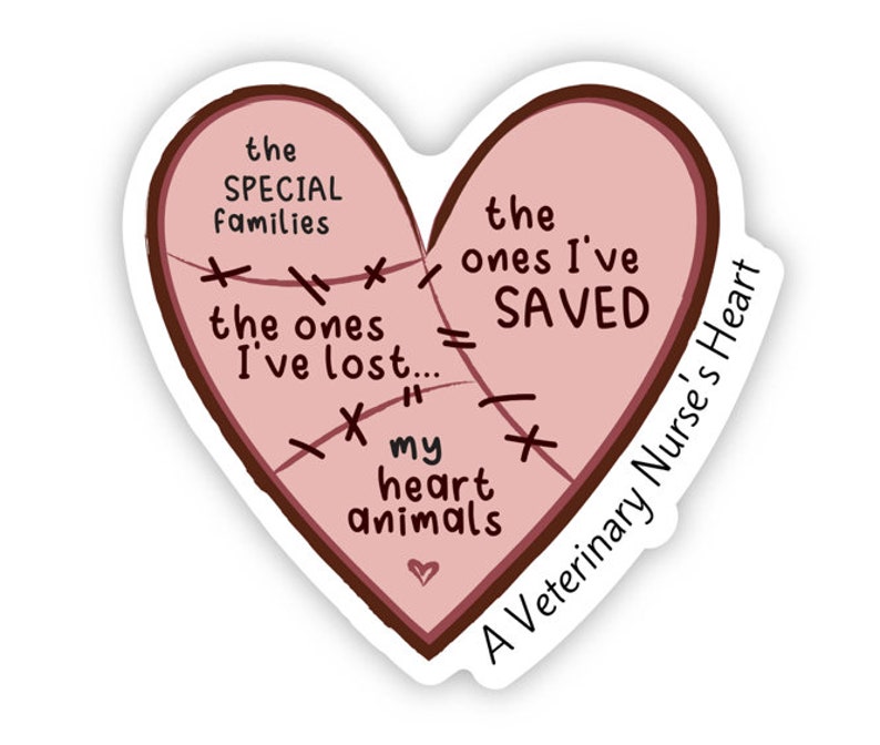 Pu&ograve; includere: Un adesivo a forma di cuore rosa con un design cucito. Il testo recita "the SPECIAL families the ones I've lost... the ones I've SAVED my heart animals" e "A Veterinary Nurse's Heart".