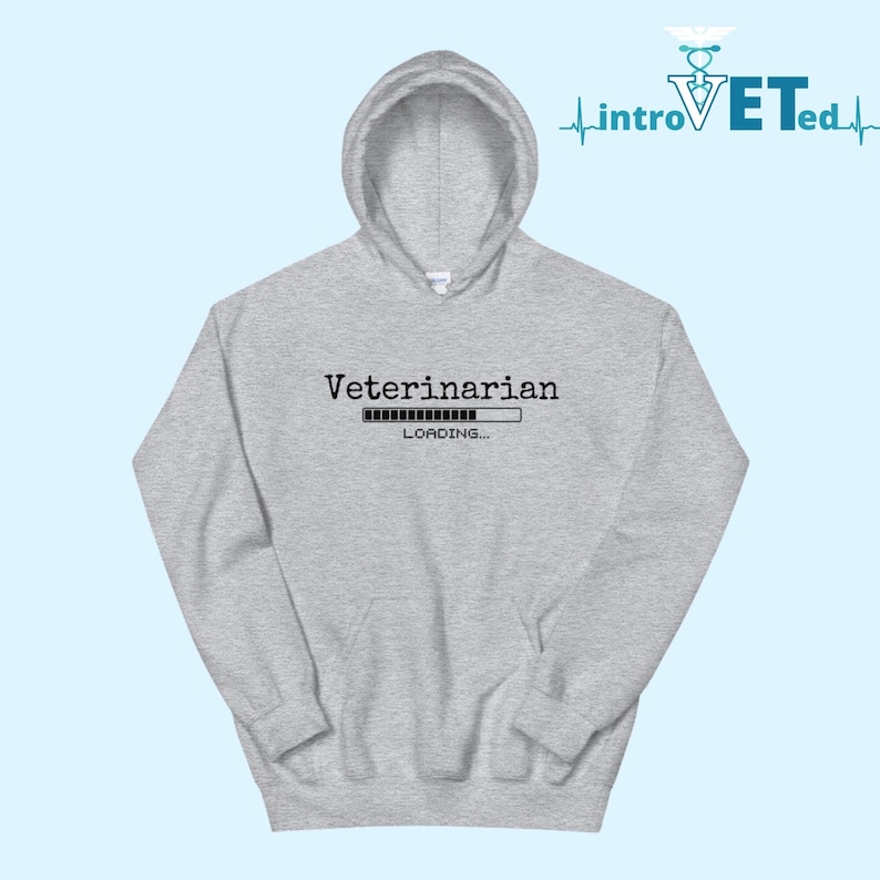 Pode incluir: Camisola de capuz cinzenta com o texto "Veterinarian" e uma barra de progresso que diz "LOADING..." por baixo.
