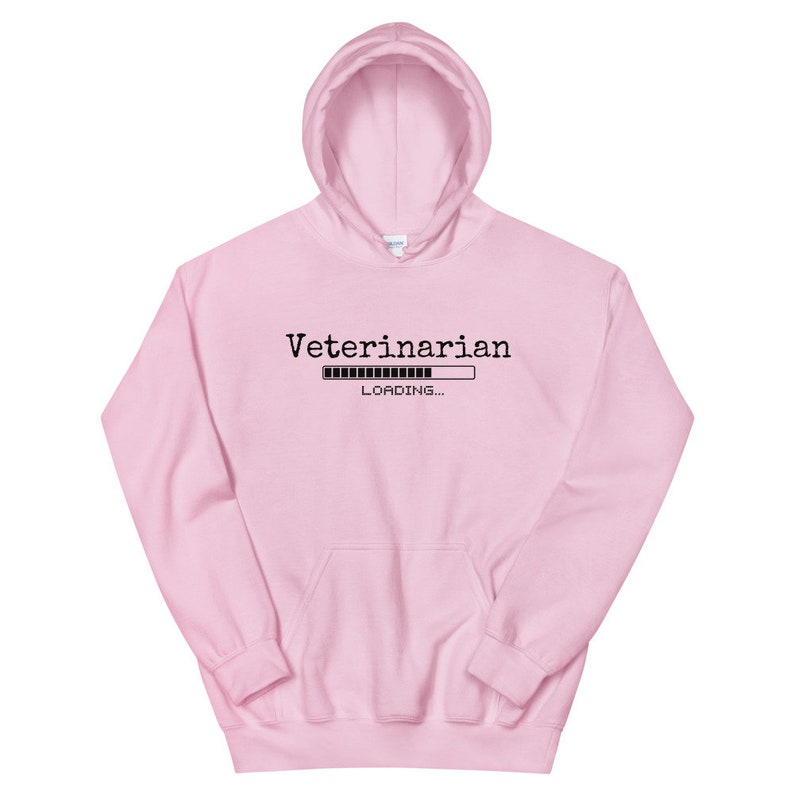 Pode incluir: Hoodie rosa com um gr&aacute;fico preto que diz "Veterinarian" com uma barra de progresso que diz "LOADING..."