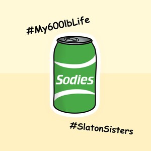 Peut inclure: Une canette verte avec du texte blanc qui dit "Sodies" et un autocollant blanc avec le texte "#My600lbLife" et "#SlatonSisters".