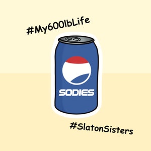 Peut inclure: Une canette de soda bleue et blanche avec le mot "SODIES" imprim&eacute; dessus. La canette est entour&eacute;e d'une bordure blanche et porte un autocollant avec le texte "#My600lbLife" et "#SlatonSisters".