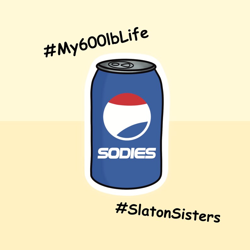 Peut inclure: Une canette de soda bleue et blanche avec le mot "SODIES" imprim&eacute; dessus. La canette est entour&eacute;e d'une bordure blanche et porte un autocollant avec le texte "#My600lbLife" et "#SlatonSisters".