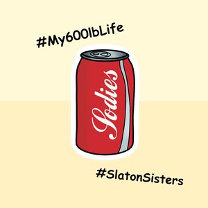 Peut inclure: Une canette rouge avec une &eacute;tiquette blanche sur laquelle est inscrit "Goodies". La canette est entour&eacute;e d'une bordure blanche. Le texte "#MY600lbLife" est en haut de l'image et le texte "#SlatonSisters" est en bas de l'image.