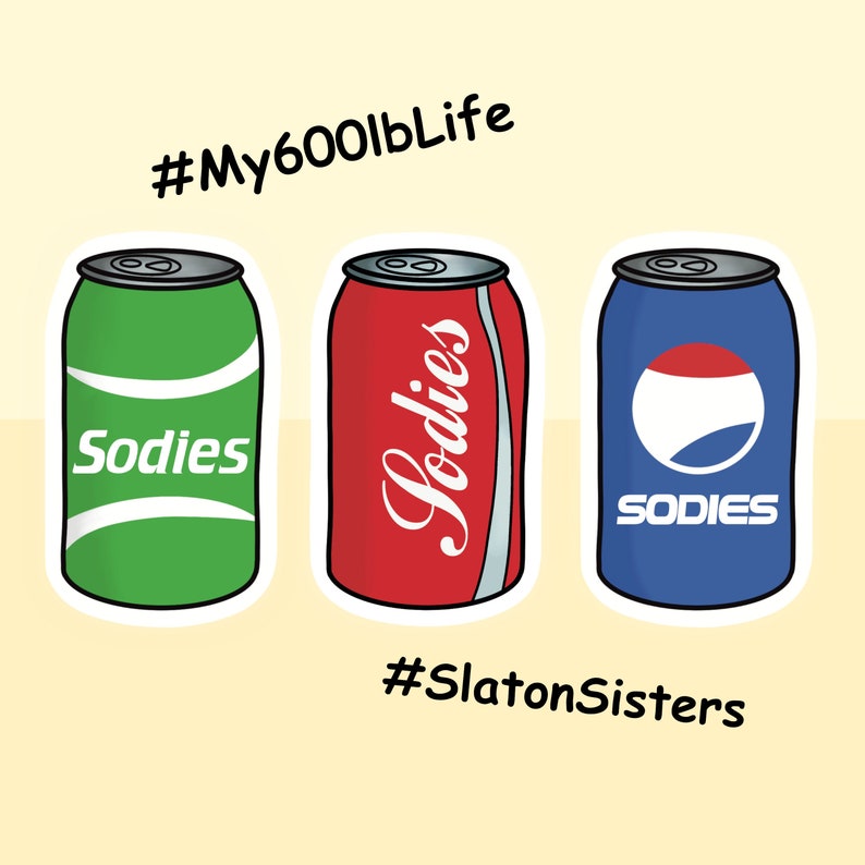 Peut inclure: Trois canettes de soda en aluminium avec le mot "Sodies" imprim&eacute; dessus. Les canettes sont vertes, rouges et bleues. Le texte "#My600lbLife" et "#SlatonSisters" est imprim&eacute; sous les canettes.