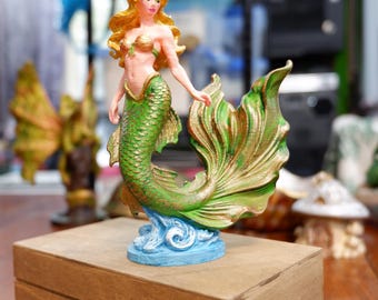 Handgeschilderd blond zeemeerminfiguurtje met groene en gouden staart, 3D-geprinte decoratie in oceaanfantasiestijl.