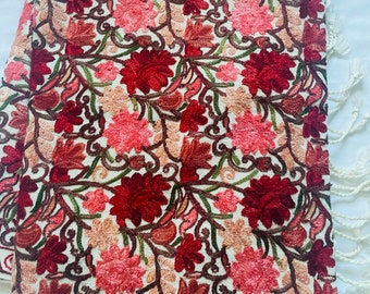 Scialle da donna con ricamo floreale: elegante design multicolore