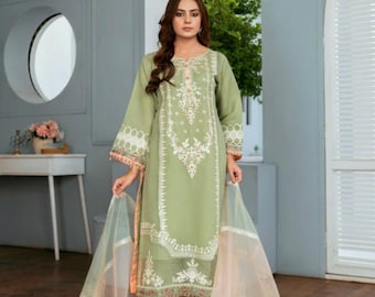 Elegante completo a 3 pezzi ricamato color verde pistacchio.