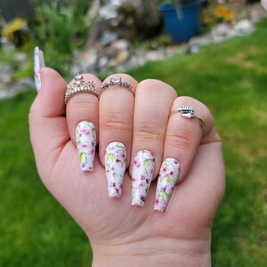 Floral press on nails| Luxury press on nails| Fake nails| Glue on nails| Gel nails| flower nails| Spring nails| Summer nails| Floral nails