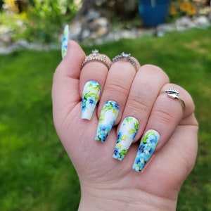 Blue floral press on nails| Luxury press on nails| Fake nails| Glue on nails| Gel nails| flower nails| Spring nails| Summer nails| Floral
