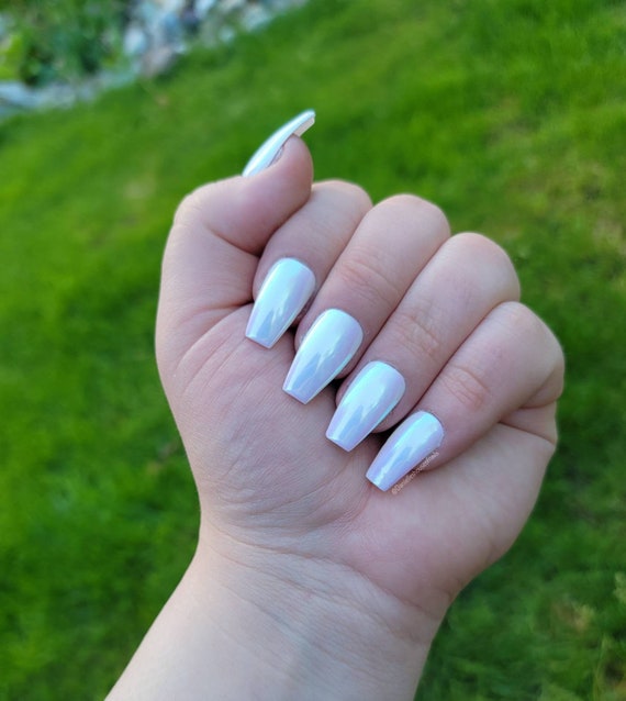White Floral Chrome French Nails | Unghie idee, Unghie, Mani