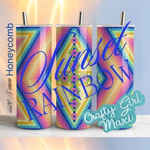 Puede incluir: Tres vasos altos y aislados con un colorido patrón geométrico en tonos rosa, amarillo, azul y verde. Las palabras "Sunset Rainbow" están en escritura azul sobre los vasos. Cada vaso tiene una pajita plateada.
