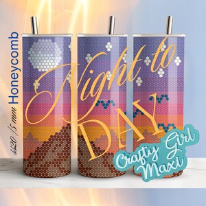 Könnte beinhalten: Drei Edelstahlbecher mit farbenfrohem Design. Das Design zeigt einen Nacht-zu-Tag-Verlauf mit einem Wabenmuster, einem Mond und den Worten "Night to Day". Jeder Becher hat einen silbernen Strohhalm.