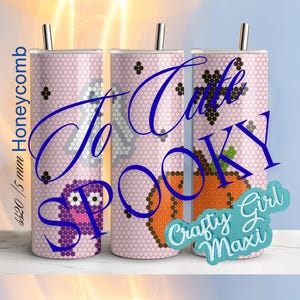 Puede incluir: Tres vasos rosas con estampado de panal de abeja con diseños de pixel art negros y morados de un fantasma, un murciélago y una calabaza. Las palabras "To Cute Spooky" están en escritura azul sobre los vasos. Los vasos tienen pajitas plateadas.