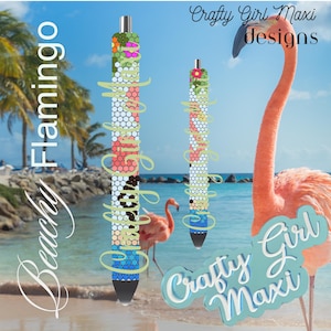 Könnte beinhalten: Zwei Stifte mit farbenfrohen Designs, einer im Fokus und der andere unscharf, mit einem Strandflamingo-Thema. Die Stifte haben ein Muster aus weißen, rosa, blauen und braunen Punkten. Der Hintergrund zeigt eine Strandszene mit einem Flamingo und dem Text "Crafty Girl Maxi designs."