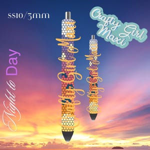 Puede incluir: Dos bolígrafos con un colorido patrón geométrico, con detalles en blanco, morado, naranja y negro. Los bolígrafos tienen el texto "Crafty Girl Maxi" y "Night to Day". El fondo es una puesta de sol.