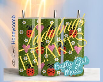 Könnte beinhalten: Drei 20 oz Edelstahlbecher mit einem grünen, weißen, rosa und roten Marienkäfer- und Herzmuster. Die Becher sind mit "Ladybug's Hearts" und "Crafty Girl Maxi" beschriftet.
