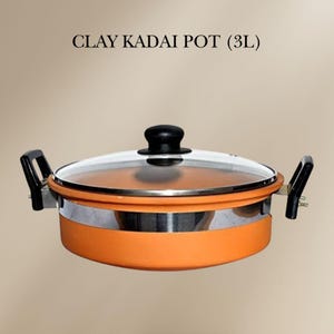 Puede incluir: Una olla de cocción de arcilla naranja de 3 litros con una tapa de vidrio y dos asas negras. La olla tiene una banda plateada alrededor del borde.