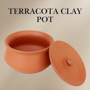 Könnte beinhalten: Terrakotta-Tontopf mit Deckel. Der Topf ist rotbraun und hat eine abgerundete Form. Der Deckel hat einen kleinen Knopf oben.