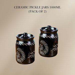 Puede incluir: Dos tarros de cerámica negra para encurtidos con diseños florales blancos. Cada tarro tiene una tapa y tiene una capacidad de 1 litro. (PACK DE 2)