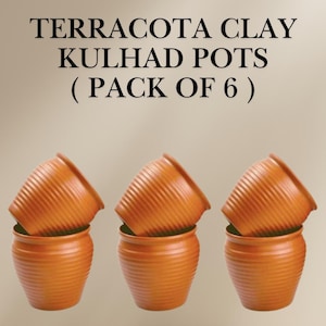 Pode incluir: Conjunto de seis vasos de barro terracotta kulhad. Os vasos são marrons e têm uma textura estriada. TERRACOTA CLAY KULHAD POTS (PACK OF 6)
