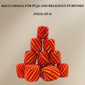 Może przedstawiać: Stos sześciu czerwono-żółtych szpulek nici, z etykietą "MAULI DHAGA FOR PUJA AND RELIGIOUS PURPOSES (PACK OF 6)".