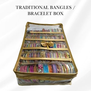 Könnte beinhalten: Eine transparente Plastikbox mit goldenen Verzierungen und einem Reißverschluss. Die Box ist mit bunten Armreifen gefüllt. Die Box ist mit "TRADITIONAL BANGLES / BRACELET BOX" beschriftet.