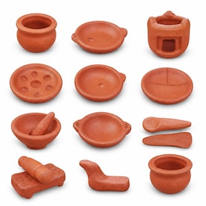 Op de afbeelding: Een verzameling van twaalf miniatuur terracotta keukengerei, waaronder potten, kommen, borden, een fornuis, een vijzel met stamper en een maalsteen. Elk stuk heeft een natuurlijke roodbruine kleiafwerking met een gestructureerd oppervlak.
