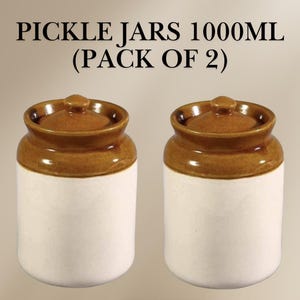 Puede incluir: Dos tarros de cerámica para encurtidos de color marrón y blanco con tapas. Cada tarro tiene una capacidad de 1000 ml y el conjunto es un paquete de 2.
