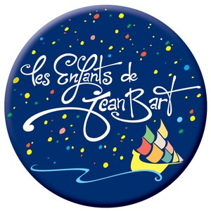 Può includere: Un cerchio blu con coriandoli bianchi e il testo "les enfants de Jean Bart" in corsivo bianco. Una barca a vela colorata si trova nell'angolo in basso a destra.