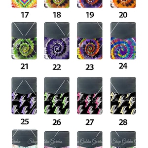 Peut inclure: Un ensemble de 32 motifs de portefeuilles de t&eacute;l&eacute;phone pr&eacute;sentant divers motifs, notamment des tie-dye, des &eacute;clairs, des n&oelig;uds et des baies. Les motifs sont affich&eacute;s sur un fond noir avec des num&eacute;ros blancs indiquant chaque motif.