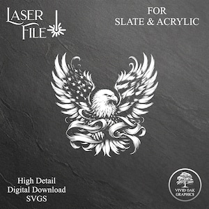 Op de afbeelding: Een digitale download in zwart-wit van een Amerikaanse zeearend met een Amerikaans vlagontwerp op zijn vleugels. De adelaar houdt een lint vast in zijn klauwen. De tekst "LASER FILE" staat in de linkerbovenhoek van de afbeelding. De tekst "FOR SLATE & ACRYLIC" staat in de rechterbovenhoek van de afbeelding. De tekst "High Detail Digital Download SVGS" staat in de linkerbenedenhoek van de afbeelding. De tekst "VIVID OAK GRAPHICS" staat in de rechterbenedenhoek van de afbeelding.