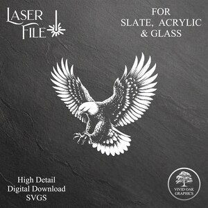 Op de afbeelding: Een zwart-witte digitale illustratie van een Amerikaanse zeearend met gespreide vleugels in vlucht. De afbeelding is gelabeld met "LASER FILE" en "FOR SLATE, ACRYLIC & GLASS". De afbeelding is ook gelabeld met "High Detail Digital Download SVGS" en "VIVID OAK GRAPHICS".