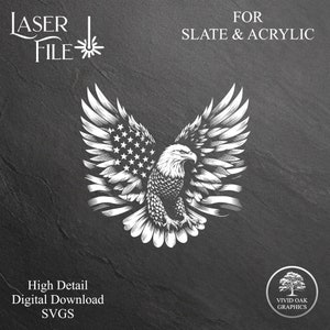 Op de afbeelding: Een digitale download in zwart-wit van een Amerikaanse zeearend met zijn vleugels wijd uitgespreid. De adelaar is afgebeeld met een Amerikaans vlagontwerp op zijn vleugels. De afbeelding is gelabeld met "Laser File" en "Voor leisteen & Acryl".
