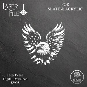 Op de afbeelding: Een digitale download in zwart-wit van een Amerikaanse zeearend met gespreide vleugels, met het ontwerp van de Amerikaanse vlag op zijn vleugels. De afbeelding is gelabeld met "Laser File" en "Voor leisteen & acryl".
