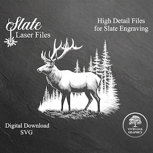 Può includere: Illustrazione in bianco e nero a linee di un alce in piedi in un bosco. L'alce ha grandi corna e guarda a sinistra. Il bosco è composto da alti pini. L'immagine è su uno sfondo nero con il testo "Slate Laser Files" e "High Detail Files for Slate Engraving" in bianco.
