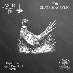 Puede incluir: Una ilustración en blanco y negro de un faisán de pie en la hierba alta. La imagen está sobre un fondo gris oscuro con el texto "LASER FILE" y "FOR SLATE & ACRYLIC" en blanco. La imagen es para corte por láser.