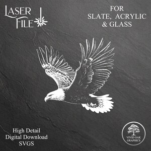 Op de afbeelding: Een zwart-witte lijnillustratie van een Amerikaanse zeearend in vlucht. De afbeelding is op een donkergrijze leisteen achtergrond. De tekst "LASER FILE" en "FOR SLATE, ACRYLIC & GLASS" staat in witte tekst bovenaan de afbeelding. De tekst "High Detail Digital Download SVGS" staat in witte tekst onderaan de afbeelding. De tekst "VIVID OAK GRAPHICS" staat in witte tekst rechtsonder in de afbeelding.