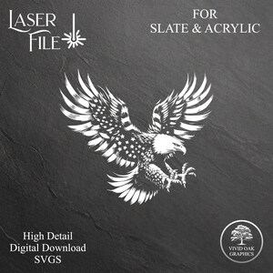 Op de afbeelding: Een digitale download in zwart-wit van een Amerikaanse zeearend met Amerikaanse vlagvleugels. De adelaar is in vlucht met zijn klauwen uitgespreid. De tekst "LASER FILE" staat in de linkerbovenhoek van de afbeelding. De tekst "FOR SLATE & ACRYLIC" staat in de rechterbovenhoek van de afbeelding. De tekst "High Detail Digital Download SVGS" staat in de linkerbenedenhoek van de afbeelding. De tekst "VIVID OAK GRAPHICS" staat in de rechterbenedenhoek van de afbeelding.