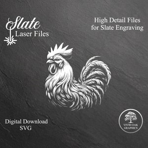 Può includere: Illustrazione dettagliata in bianco e nero di un gallo con una cresta e bargigli grandi. Il gallo è rivolto a sinistra e ha una lunga coda. L'immagine è su uno sfondo grigio scuro con il testo "Slate Laser Files" e "High Detail Files for Slate Engraving" in bianco.
