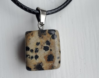 Collar con colgante de piedra pulida, jaspe dálmata, joyería de piedras preciosas naturales, cordón negro de 45 cm, regalo de cristal de roca.