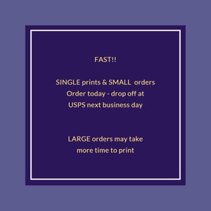 Op de afbeelding: Een paarse achtergrond met een witte rand en witte tekst die "FAST!!"  "SINGLE prints & SMALL orders"  "Order today - drop off at USPS next business day"  "LARGE orders may take more time to print" luidt.