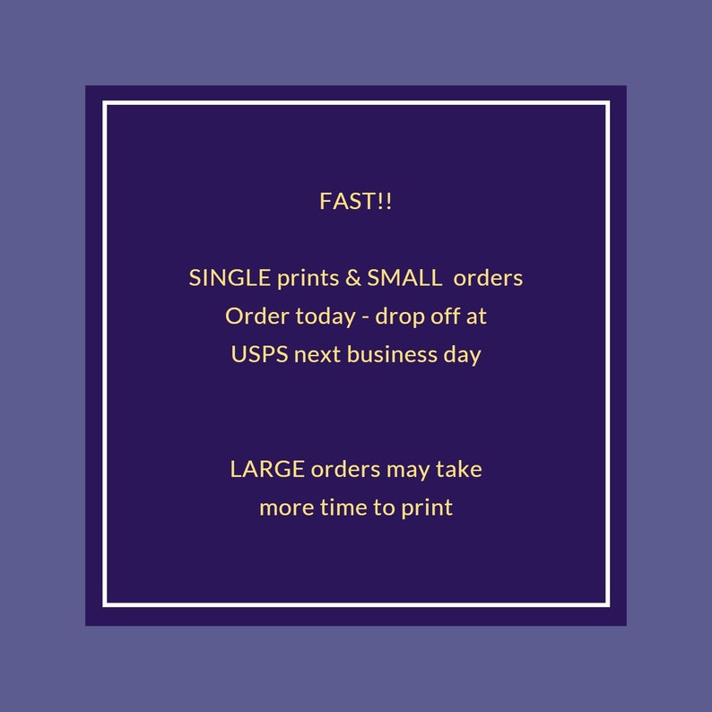 Op de afbeelding: Een paarse achtergrond met een witte rand en witte tekst die "FAST!!"  "SINGLE prints & SMALL orders"  "Order today - drop off at USPS next business day"  "LARGE orders may take more time to print" luidt.