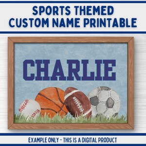 Op de afbeelding: Een printbaar sport-thema naamschild met de naam Charlie in blauwe letters. Het bord heeft een aquarel-illustratie van een honkbal, basketbal, voetbal en voetbal.