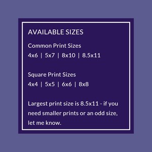 Op de afbeelding: Een wit tekstvak op een paarse achtergrond geeft de beschikbare afdrukformaten voor kunstwerken weer. De tekst luidt "AVAILABLE SIZES", "Common Print Sizes", "4x6 | 5x7 | 8x10 | 8.5x11", "Square Print Sizes", "4x4 | 5x5 | 6x6 | 8x8", "Largest print size is 8.5x11 - if you need smaller prints or an odd size, let me know."